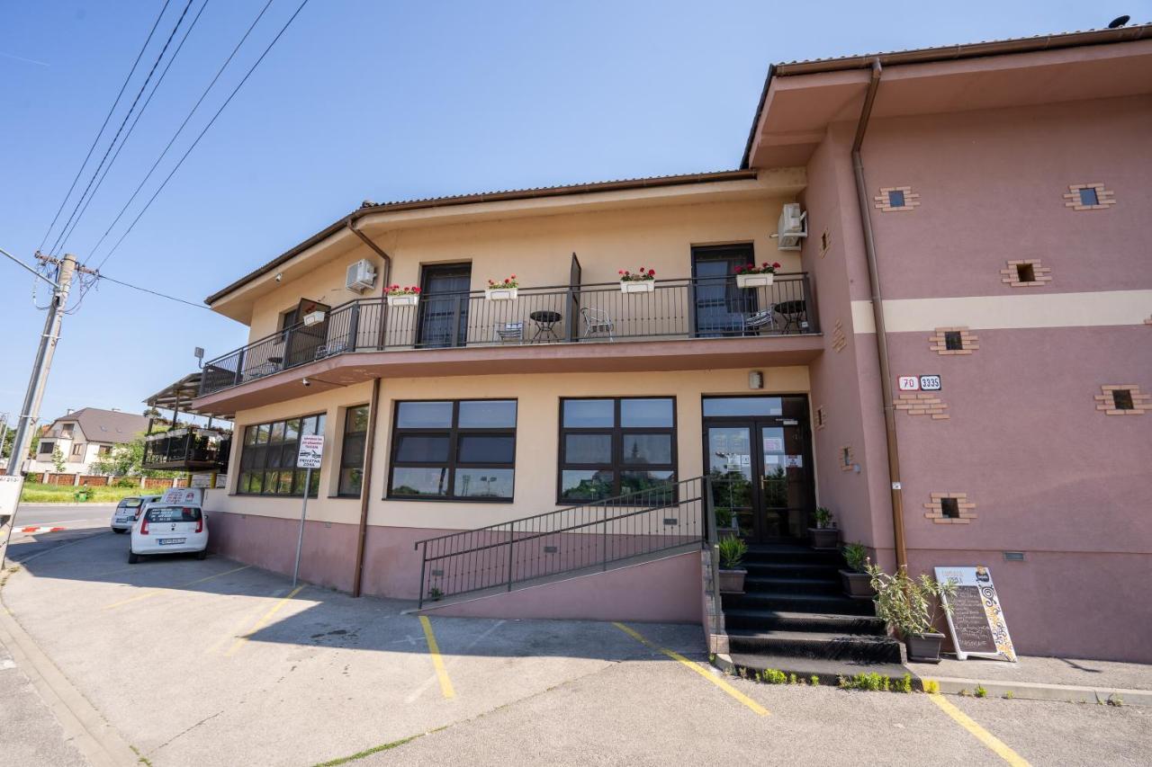 Penzion Toscana Neutra Exterior foto