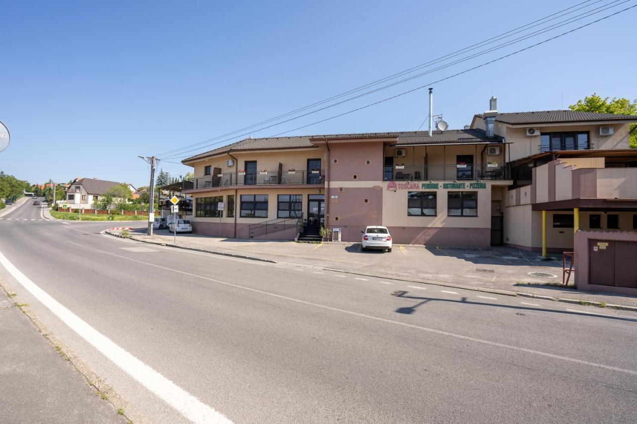 Penzion Toscana Neutra Exterior foto